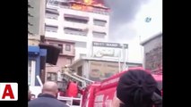 Karaköy�de bir binanın çatısında çıkan yangın paniğe neden oldu