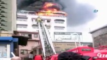Beyoğlu'nda yangın paniği...Çatı alev alev yandı, dumanlar gökyüzünü kapladı