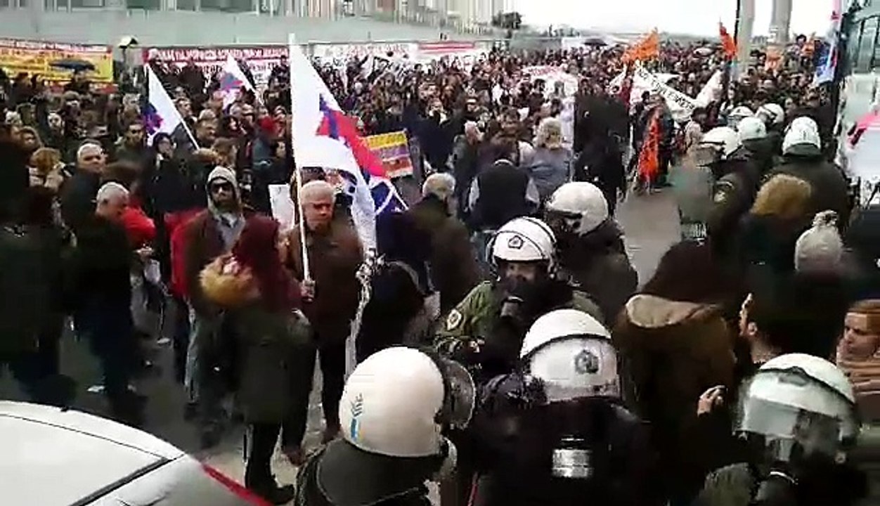 Ένταση και χημικά στη συγκέντρωση εκπαιδευτικών έξω από το Υπ. Παιδείας