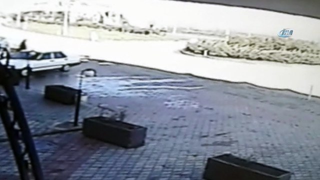 Giresun'da bir aracın yayaya çarpma anı güvenlik kamerasına yansıdı