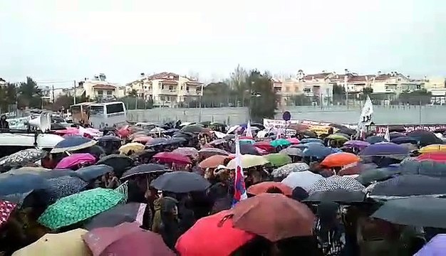 Ένταση και χημικά στη συγκέντρωση εκπαιδευτικών έξω από το Υπ. Παιδείας