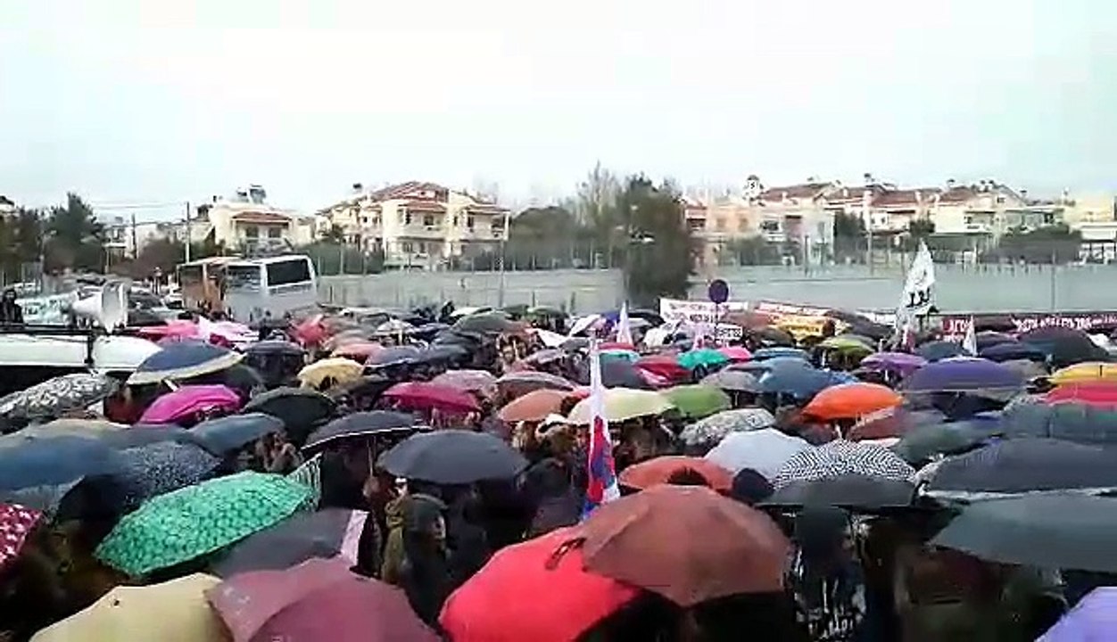 Ένταση και χημικά στη συγκέντρωση εκπαιδευτικών έξω από το Υπ. Παιδείας