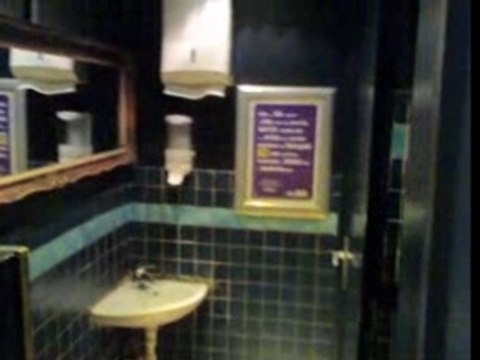 Ben fait le show.... dans les chiottes