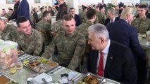 Başbakan Binali Yıldırım, 1. Ordu Komutanlığı Selimiye Kışlası'nda er ve erbaşlarla yemekte bir araya geldi