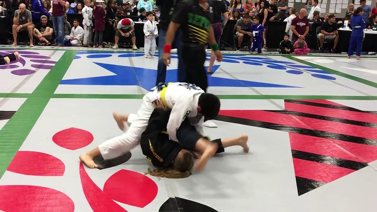 BJJ Girl Beats Boy with TriangleKimora