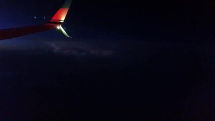 Télécharger la video: Un orage par un passager depuis le hublot de l'avion... Magnifique