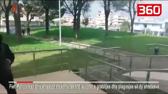 Me dorashka dhe kallashnikovë si nëpër filma, dalin pamjet e kapjes së grabitësve në Fier (360video)