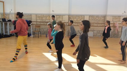 Gianni Joseph anime un stage de danse contemporaine