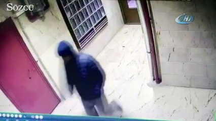 Video herunterladen: Anne ve babasını öldüren cani evladın binaya giriş ve çıkışlarına ait görüntüler ortaya çıktı