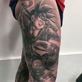 Hombre con las piernas tatuadas de Dragon Ball.....