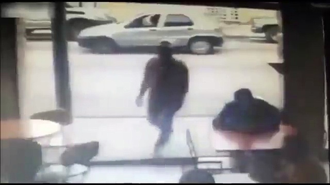 Instant-Karma:  roba en un bar y lo atropella un coche