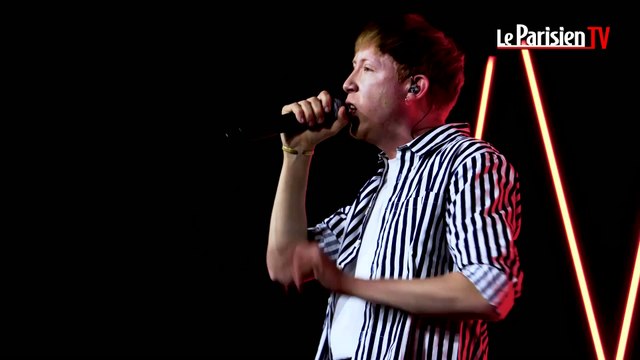 Eddy de Pretto chante «Normal» en live au Parisien