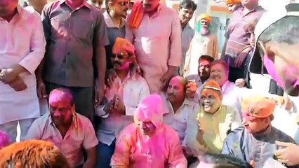 CM योगी आदित्यनाथ गोरखपुर में लोकल के साथ होली खेल रहे हैं