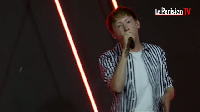 Eddy de Pretto chante «Random» en live au Parisien