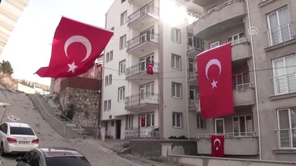 Descargar video: Şehit Jandarma Astsubay Kıdemli Çavuş Palancı Son Yolculuğuna Uğurlandı (2)