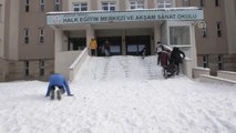 Öğrencilerin Karla Kaplı Merdivendeki Kayak Keyfi