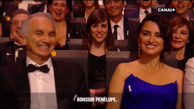 Manu Payet prouve que la LV2 c'est très utile avec Pénélope Cruz ! - César 2018