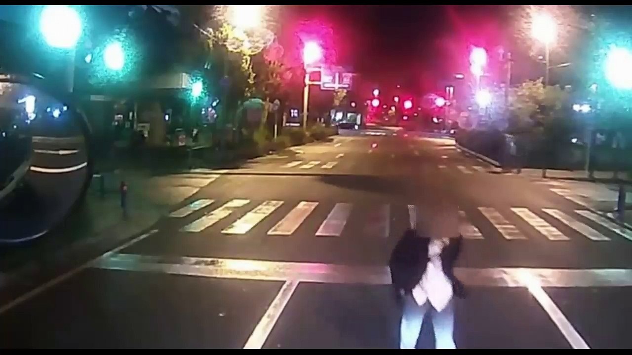 IDIOT STRANGE DRIVING SITUATIONS, CRAZY WEIRD DRIVING FAILS COMPILATION 2017