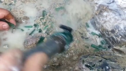 Ces chercheurs de pierres précieuses découvrent un filon de centaines de tourmalines dans le Maine (USA)
