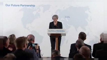 Theresa May Brexit topunu Avrupa Birliği'ne attı