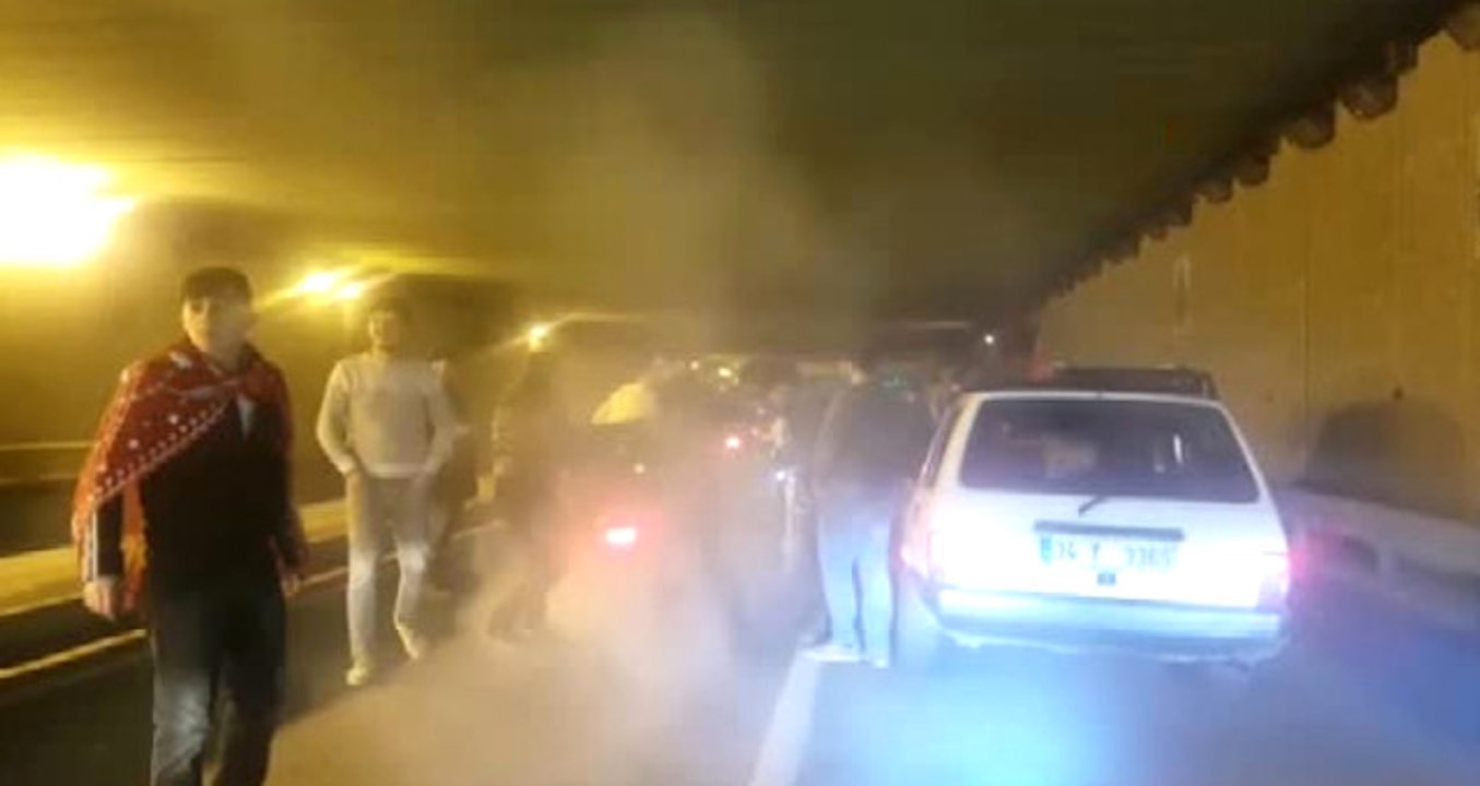 Asker Uğurlamasında Tünel Kapatan Gençler Silahlarla Havaya Ateş Açtı