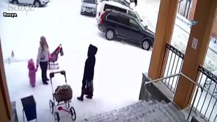 Çatıdaki kar üzerlerine böyle düştü