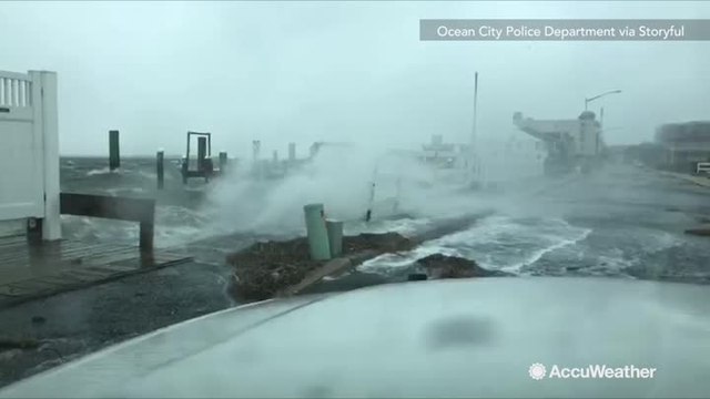 Monster nor'easter pounds East Coast, kills at least 7
