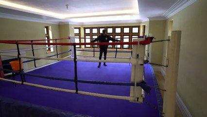 BOXING KSI IN THE SIDEMEN HOUSE!