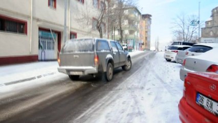 Kars’ta yollar buz pistine döndü