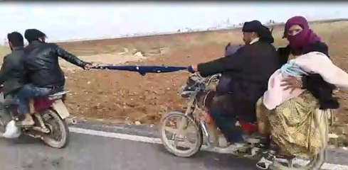 O Anlar Kamerada! Motosikletliler, Eşarbı Halat Yapıp 4 Kişilik Aileyi Çekti!
