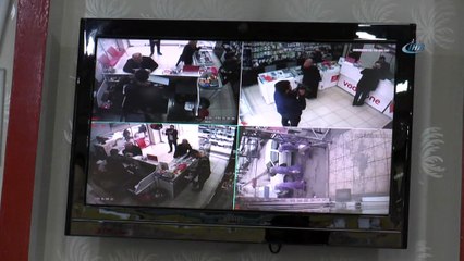 Umduğunu bulamayan hırsızlar eli boş döndü olay saniye saniye böyle görüntülendi