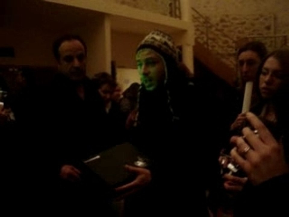 Remise du cadeau à Christophe Maé