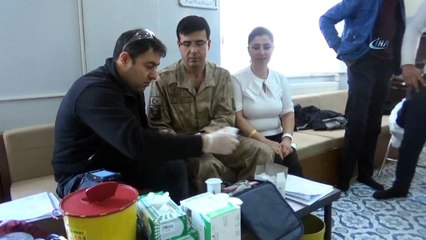 Asker ile köylü el ele Mehmetçiğe kan bağışı