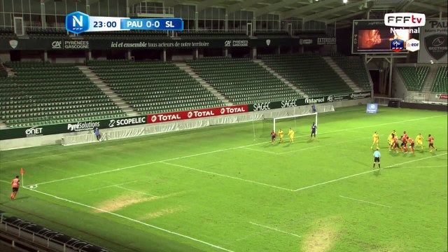 La frappe frôle le poteau