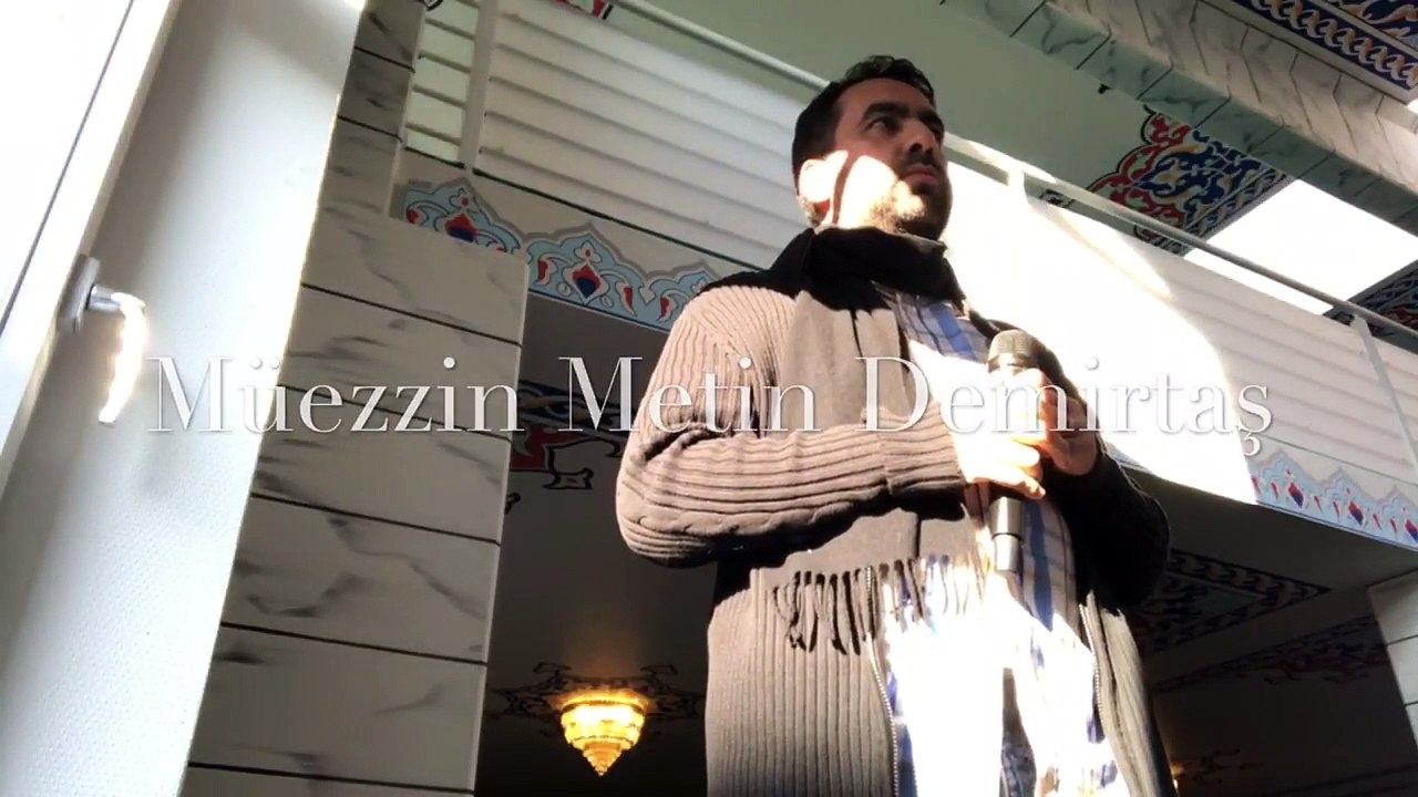 Ishøj Mevlana Camii Danimarka. Ishøj Mevlana Moske Danmark. Calling for islamic prayer salah Jumuah.Metin Demirtaş. Cuma namazı müezzinliği. Müezzinlik nasıl yapılır. Birinci ve ikinci ezan, kamet. Harameyn usulü kamet. Sheikh Ali Ahmed Mullah.Azan Madina
