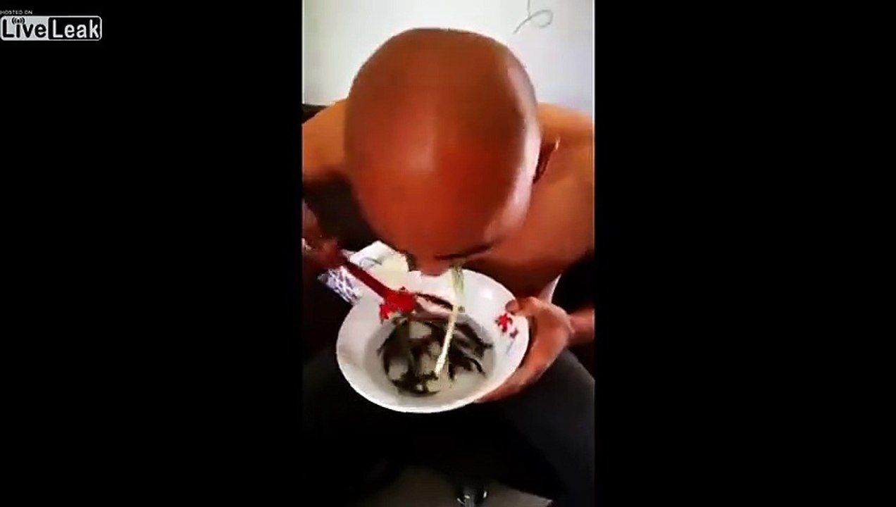 Il mange des poissons vivants dans une assiette !!