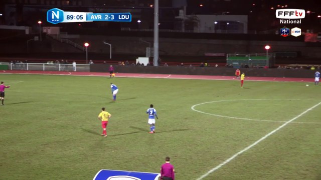 La frappe de Béni N'KOLOLO est repoussée en corner par le gardien de Lyon.