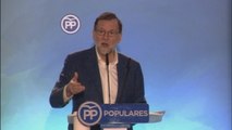 Rajoy critica al PSOE por entrar en la carrera de 