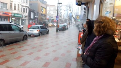 Vatandaşlar yağmura hazırlıksız yakalandı