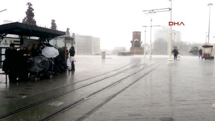 Taksim'de Fırtına, Dolu ve Yağmur...