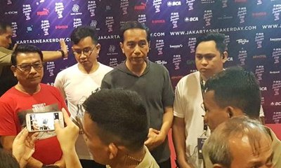 Ke Jakarta Sneaker Day, Jokowi Beli Sneaker Lokal