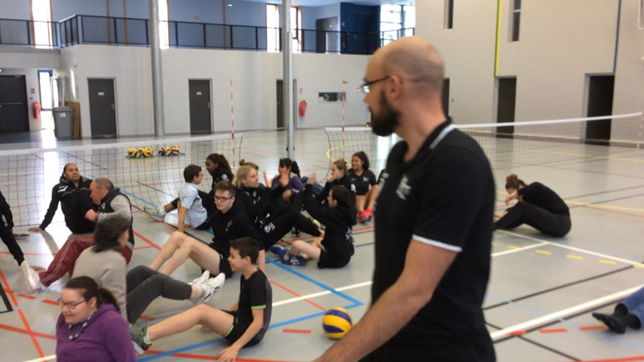 Handicapés et valides jouent ensemble au volley