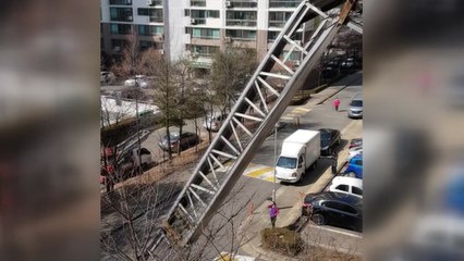 아파트에서 고층 이삿짐 사다리차 붐대 꺾여 추락 / YTN