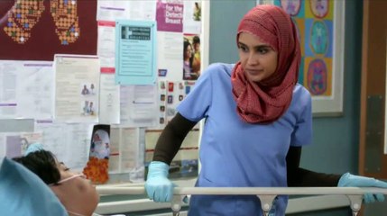 Dr. Dahlia Qadri - Muslim woman rips off her hijab to save a kid from bleeding