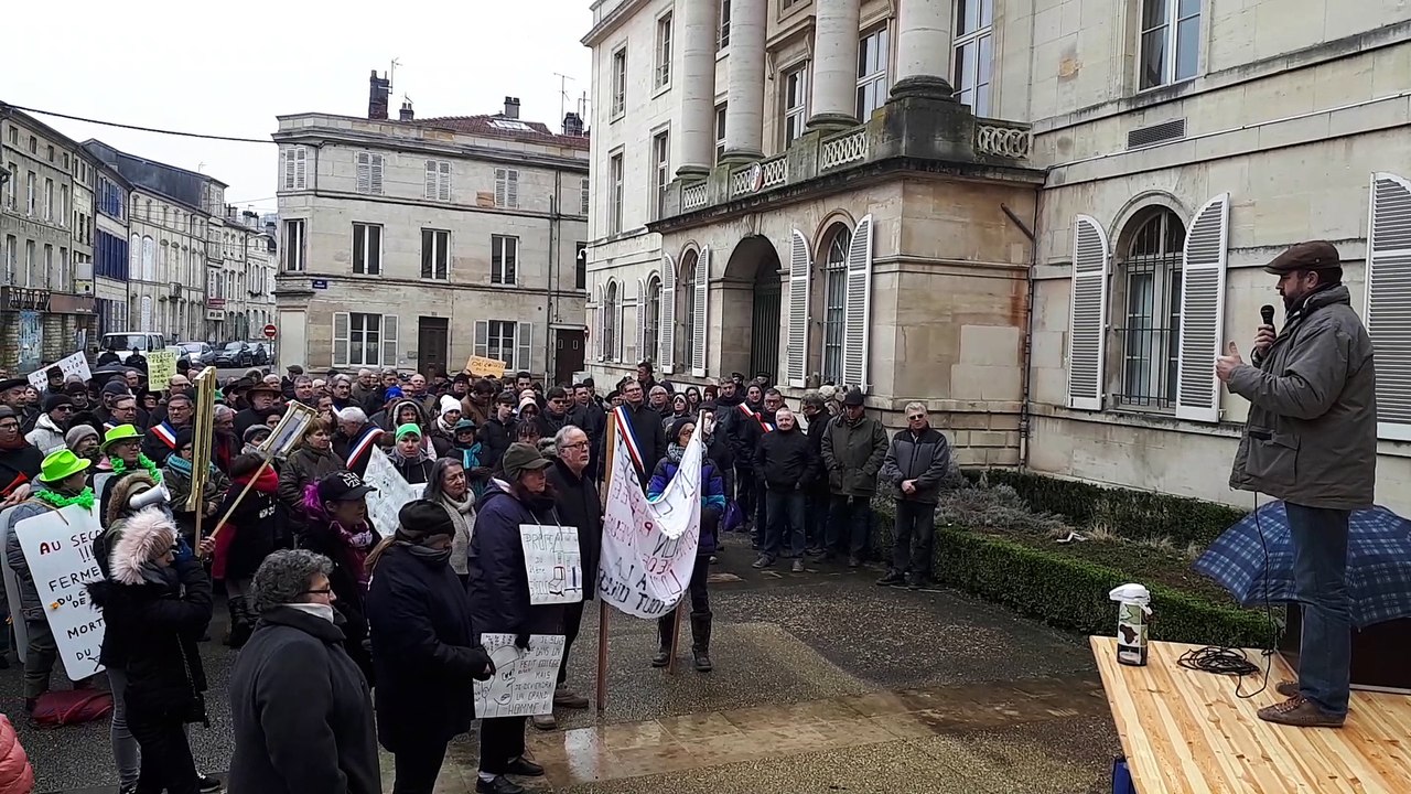 Bar-le-Duc : manifestation contre le plan colléges devant la préfecture