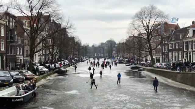 - Amsterdam'da donan kanalda buz pateni