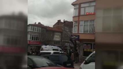 Eskişehir Polisler Arabasını Bağlayınca, Çatıya Çıkarak İntihara Kalkıştı
