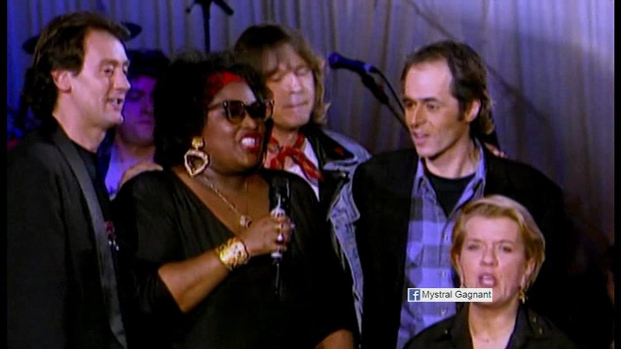 Un autre monde - Les enfoirés au Grand Rex 1994 - Aubert Bruel Cabrel Pagny Voulzy + Renaud Marius Colucci Souchon Mitchell Personne Goldman Fredericks Charlotte Gainsbourg Gall Jones Lara Lecoq Lemercier Mathy Milteau Palmade Paradis...