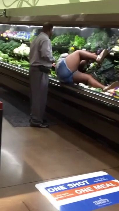Mais que fait cette cliente dans le rayon légume du supermarché... Bizarre
