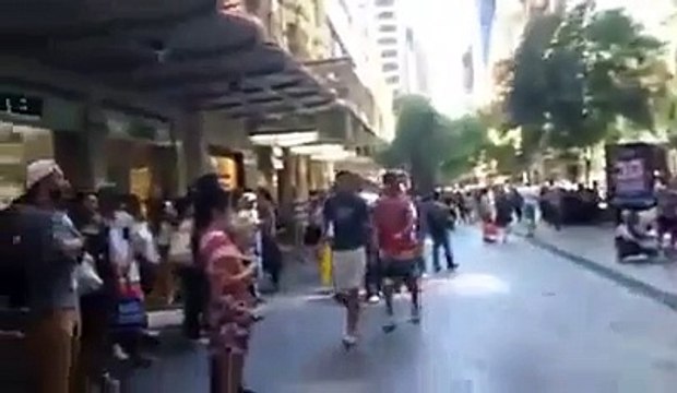 Quand un gros débile vient emmerder un musicien de rue... pathétique